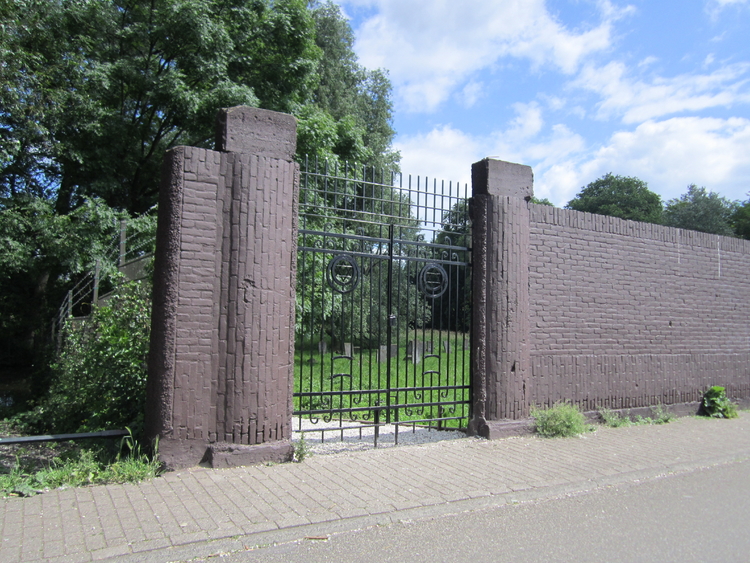 Joodsebegraafplaats, nieuwe ingang. Op 1 juli 2012 (vanaf 10.00 uur) wordt de nieuwe toegang tot de Joodse Begraafplaats Zeeburg officieel geopend. De nieuw poort bevindt zich aan de Valentijnkade, kort voor de ingang naar het Flevopark.<br />Foto: Jo Haen. 
