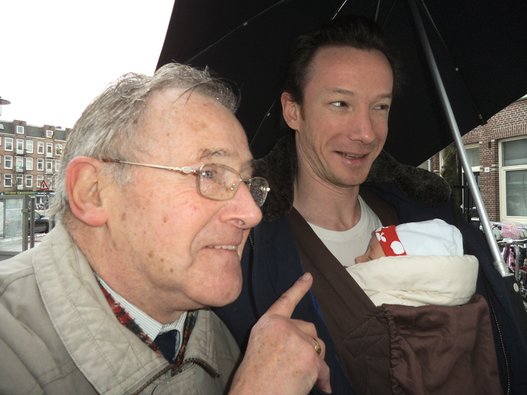 De oudste en de jongste (samen met papa Erik) deelnemer aan de verhalenwandeling. .<br />Foto; René van Eunen © 