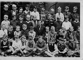  Klas van R.K.Jongensschool Laurentius bij het Eikenplein. Op de 3e rij van onderen, 2e van rechts staat Joop Rijkenborgh. De jongen met het "boze gezicht". 