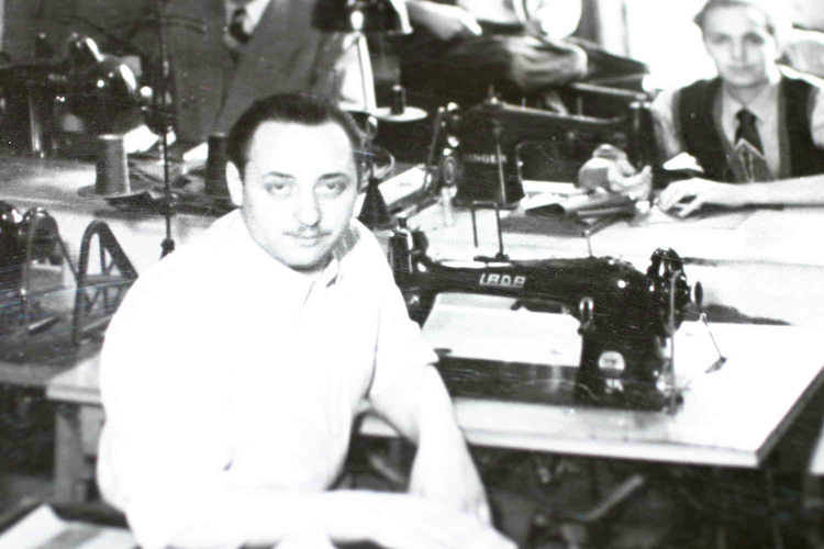Joop Vet (achtergrond) en zijn broer Ben (voorgond) in het atelier in de 50'er jaren. .<br />Foto: Joop Vet 