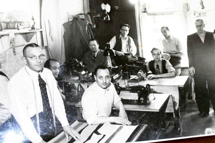 Kleermakers in de jaren 50 De heren Coleman, Ottenberg, Marks, Krachen en Coen plus de familie Vet in het atelier in de 50'er jaren. 