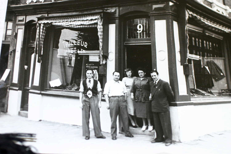 De winkel Tailleur Vet op de hoek P. Vlamingstraat en Dappermarkt, ervoor staan van links naar rechts Joop Vet, Ben Vet en vrouw, en moeder en vader Vet omtreeks 1953-1955.  