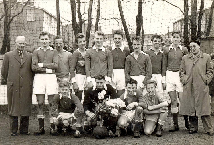 Kampioenselftal J.O.S. - A2-jun. 1956 - 1957 .<br />Klik rechts bovenaan op de foto en de foto wordt vergroot weergegeven. 