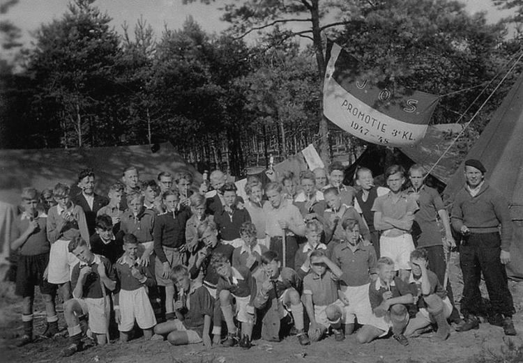  Als aspirant lid van JOS voetballen op jeugdkamp in Nunspeet. Op de foto staan naast vroegere vriendjes ook de leider meneer Bonsen. 
