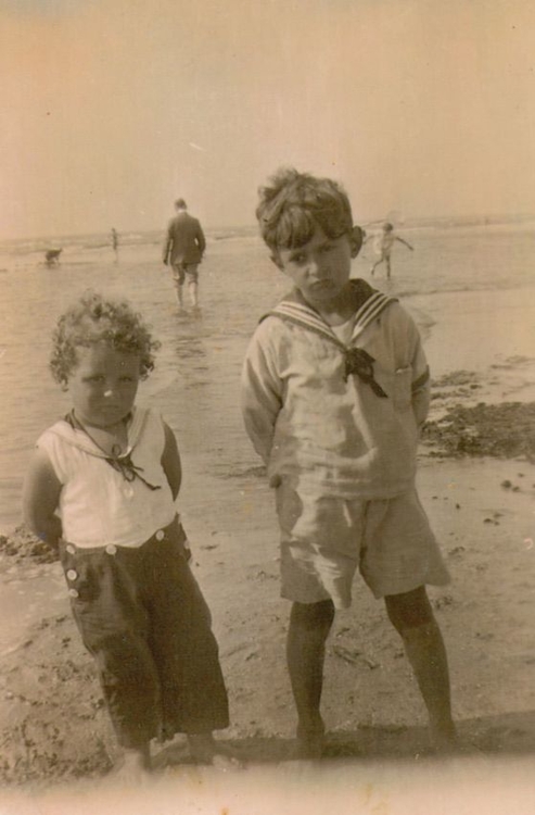 Jose Gobitz. José Gobitz (rechts) op het strand, ca. 1933.<br />Bron: privé collectie Mevrouw Kaplan-Gobitz. 