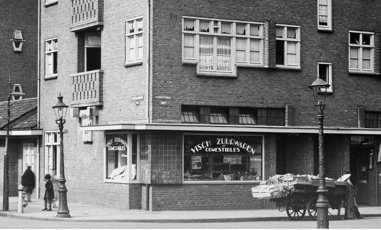 Joubertstraat 10 - 1933 De winkel van W.Schaap in vis en zuurwaren<br />.<br />Foto: Beeldbank Amsterdam 