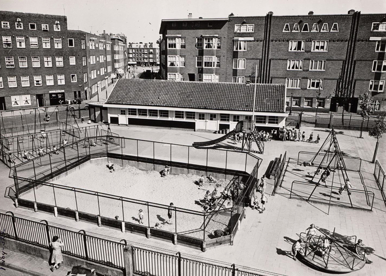 Nog een mooie foto van de speeltuin in de Joubertstraat. .<br />Foto: Beeldbank Stadsarchief Amsterdam 