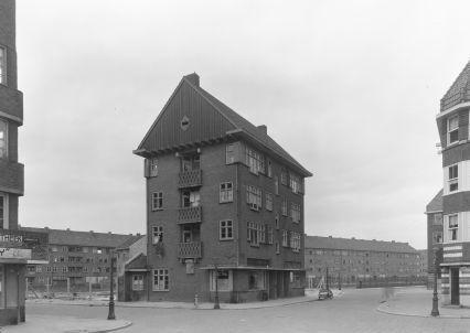  De Joubertstraat, hoek Ben Viljoenstraat in 1946. Foto Stadsarchief Amsterdam. 