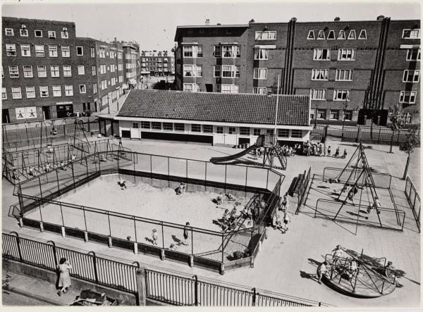 Joubertstraat speeltuin  <p>Nog een foto van de speeltuin.<br />
Foto: Stadsarchief Amsterdam</p>