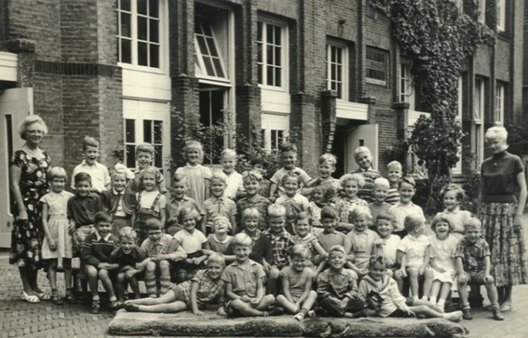 Juffrouw Hundt 1955 Deze foto is gemaakt in 1955. Ans was toen net van school af, maar haar neefje <br />Jan Kuijper staat op de foto (tweede rij, zesde kind van links). De fantastische juffrouw Hundt staat helemaal links. 