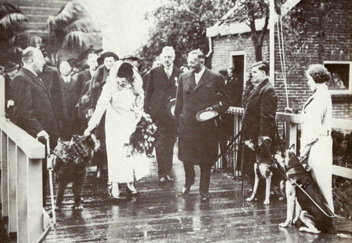 Bij de blindengeleidehondenschool werd zij o.a. ontvangen door de heren Baron W.C.J.J. van Voorst tot Voorst (voorz.) en H.Munnik (penningmeester), beiden met hoge hoed.  