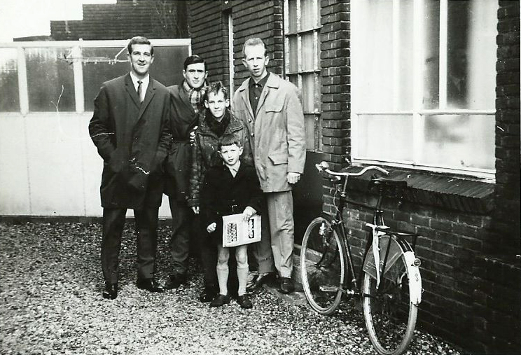 Met Dorus Luyckx voor Cees Groot, Sjaak Swart en Henk Groot - juni 1961 .<br />Foto: John Toxopeus 