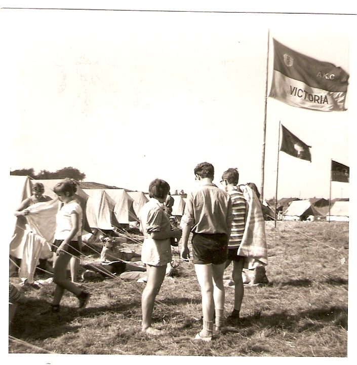 Junioren kamp K.N.K.B. in de Eifel Van links naar rechts Greet de Bruin, Beppie v. Raat,<br />Emmy Hendriks, Sjoerd Somer en Frits Lieman. 
