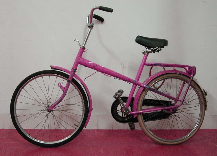 Roze fiets Het eerste fietsje dat Buurtcentrum Transvaal gebruikte voor fietslessen (opgenomen in de museumcollectie) 
