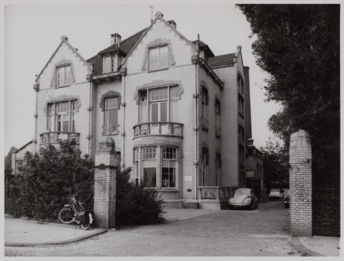 Amsteldijk 196. Het Kabouterhuis. Dagverpleging voor kleuters. Foto gemaakt door: J.M. Arsath Ro'is op 8 augustus 1968. Bron: Beeldbank, SAA. 