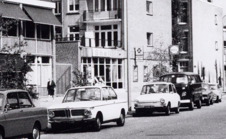Kamerlingh Onneslaan/hoek Cornelis Drebbelstraat 28 - 1976 .<br />Klik rechts bovenaan op de foto en de foto wordt vergroot weergegeven.<br />Foto: Beeldbank Amsterdam .<br />Foto: Beeldbank Amsterdam 