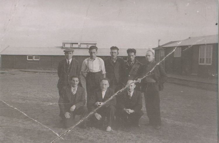 Kamp Stuifzand. Mozes Gobitz (staand tweede van rechts) in het werkkamp 'Stuifzand'.<br />Bron: privé collectie Carla Kaplan-Gobitz. 