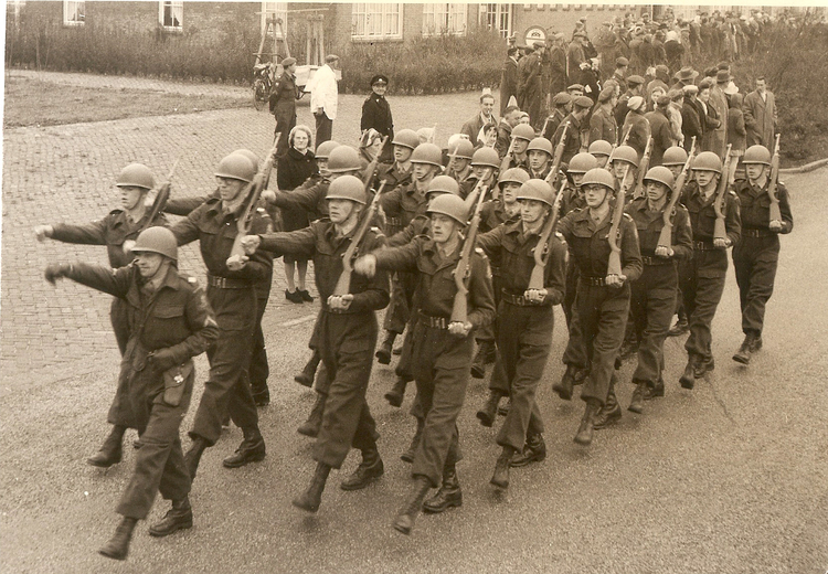 Foto van recruten in opleiding tijdens ouderdag op Kamp Zeeburg eind 1959. .<br />Dolf Haen 