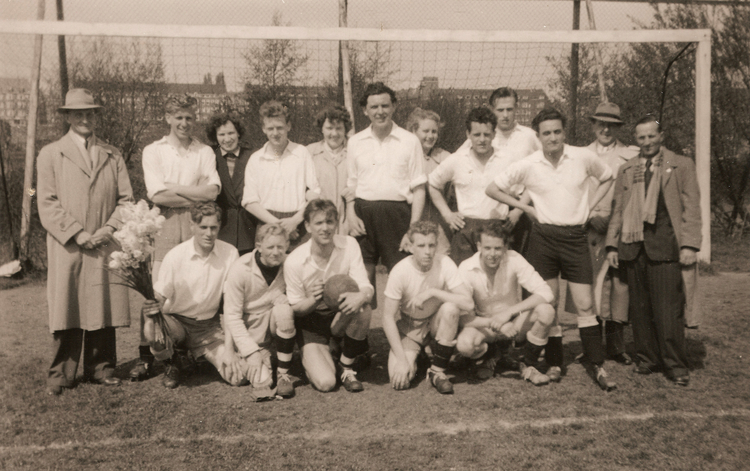 Kampioen in het seizoen 1952 – 1953 res. 3e klasse  <p>Kampioen in het seizoen 1952 – 1953 res. 3e klasse<br />
Geheel links Piet Meijer en geheel rechts met hoed Hein Bokhorst en Dirk Bonsink<br />
Onderste rij 2e v.l. Joop Heezik, 3e Jaap van der Eems, 4e Jan Spruit en 5e Piet Loopeker</p>