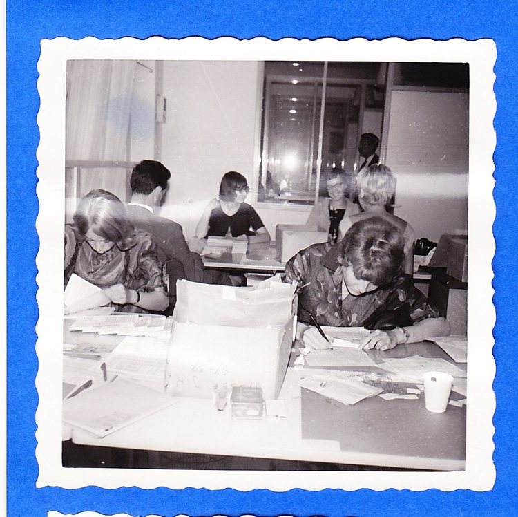  1972 Op kantoor ATZ, vooraan rechts Marian Jansen, achteraan Els Kok, op achterhoofd gezien mijnheer Van Liempt en in het hokje staat mijnheer Kóhler 