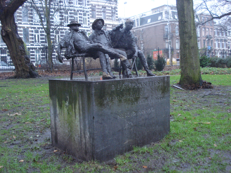 kareltitaantjesfront 'De Titaantjes' in het Oosterpark.<br />Beeld van Hans Bayens, 1971.<br />Foto Pieter de Lang, 2008. 