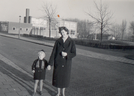  Karin Palsenberg met haar moeder Etty voor het schoolgebouw van 'Hummeloord', begin jaren zestig van de vorige eeuw. 