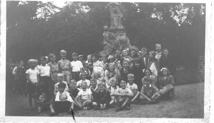  Klassefoto Kartinischool 1949/1950. Onderaan, links met een streep op zijn been, is Maarten. Direct achter hem zit Henk van Klingeren, 2e rechts van Henk, het meisje met de vlechten is Rietje Eekhof. In de rij daarboven, 2e van links, is Bram Huisman. 4e van rechts, staand, is Bob Westra. 
