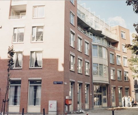  Op de plek waar de kerk stond, staat nu het zorgcentrum Kastanjehof, waar Thecla nu werkt. (Foto: 1988 Gemeentearchief Amsterdam) 