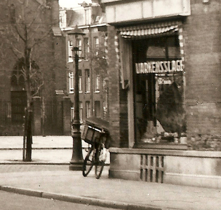 Kastanjeplein Kortekaas Varkensslagerij - ±1950 .<br />Foto: Beeldbank Amsterdam 