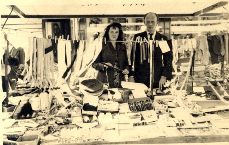 De ouders van Kees op de Dappermarkt.  