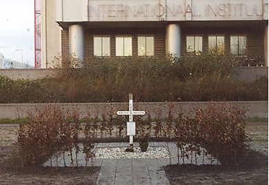 Monumentje Kees Brijde Hier het kruisje voor het gebouw van de Int.Soc.Geschiedenis . 