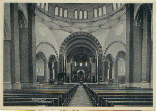  Het interieur van de Gerardus Majella-kerk in 1947, voor het verplaatsten van de altaar onder de koepel. De foto is gestuurd door Leo Winnubst die er op 5 juni 1947 trouwde met Annie Jonker. 