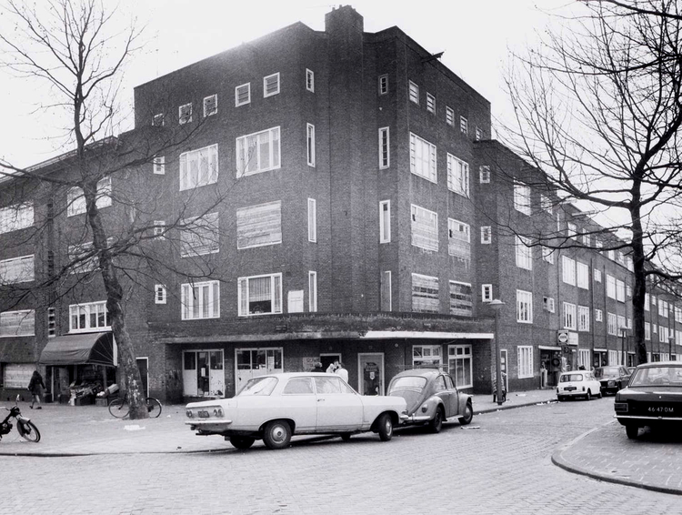 Hoek Halmaheirastraat en Insulindeweg - 1973 In 1973 is nog de bakkerswinkel te zien.<br />/<br /><br />Foto: Beeldbank Amsterdam// 