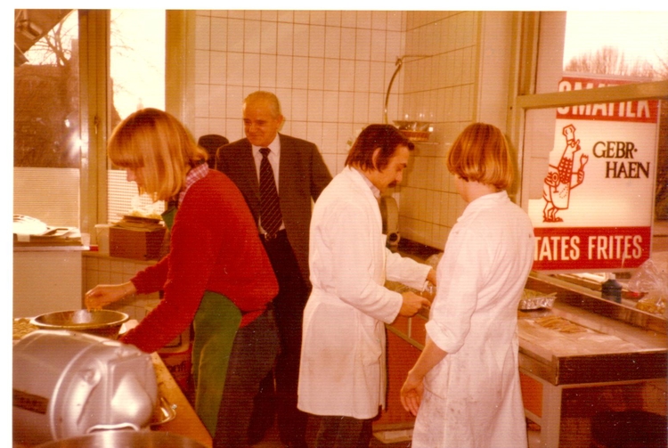 De keuken tijdens kerstdrukte Opa Haen, oprichter van de zaak in 1933, komt ook eens kijken. Verder op de foto: Mieke (links), Raoul en zus Carla (1980). 