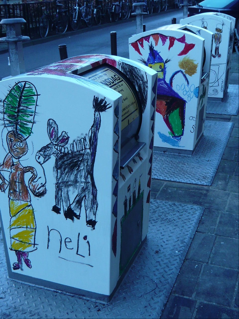 Kunstbakken De beschilderde vuilnisbakken uit de Tweede Atjehstraat (Foto: 2008) 