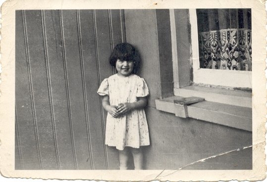 Krugerplein Op deze foto ben ik vier jaar oud. De foto is genomen in de Tweede Oosterparkstraat. Wij woonden toen op drie hoog. 