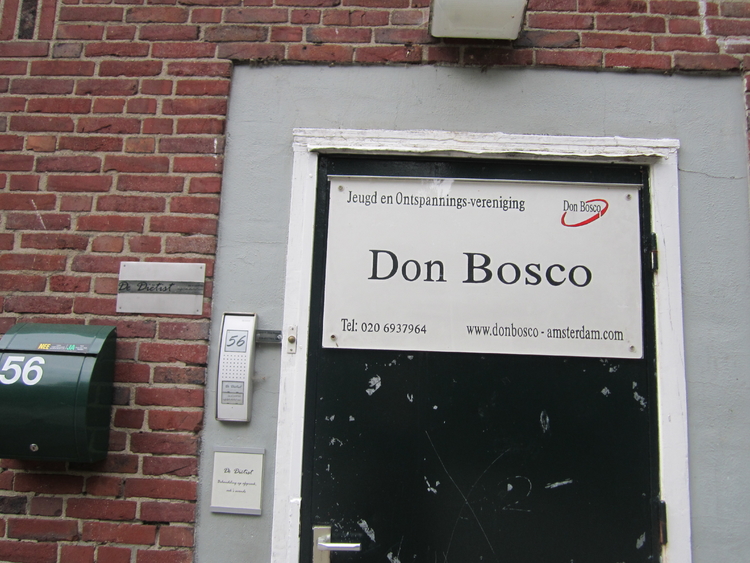 De ingang naar de kelder onder de kerk waar Don Bosco nog steeds activiteiten organiseert. .<br />Foto: Jo Haen © 