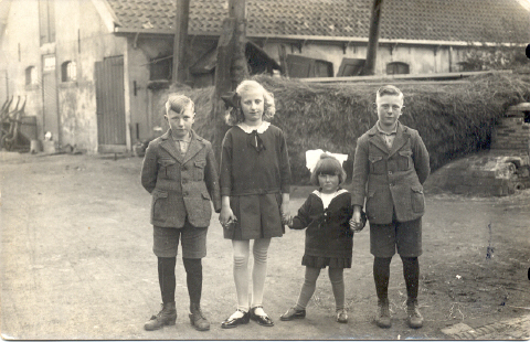 Vergulden Prins kinderen Foto van mijn vier oudere broertjes en zusjes (geboren tussen 1920 en 1927).<br /><br />Van links naar rechts:<br />Henk, Klaartje, Corrie en Wim Prins<br /><br />Op de achtergrond de hooiberg en de koeienstal 