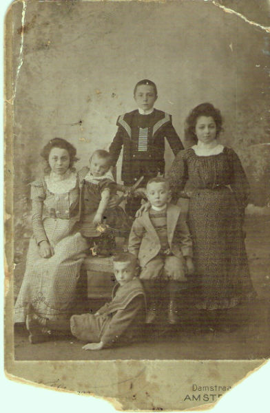 Kinderen Theeboom Dit zijn de kinderen van Opa en oma Theeboom. Marianne, de moeder van Eva, staat helemaal rechts. Aan gezien ook Sijtje op de foto staat, moet deze foto van voor 1912 zijn geweest. <br />Bron: privé archief van de familie. 