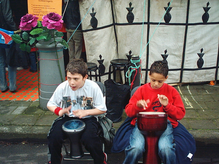 Kindertamtam twee boys op de trom Sfeerbeelden koninginnedag 2005: twee jongens spelen tam tam 