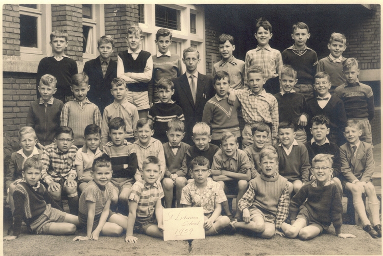 Klas 5-3 van de Lidwinaschool in 1959  De jongens op 4e rij achteraan en de jongens op de 3e rij rechts van meester Duivelshof behoorden tot de 5e klas. De namen:<br />3e rij rechts van Duivelshof:<br />Dick Klaassen (achterneef van mij), Paul Wartenbergh, Jos Schippers, Herman Gelens, Hans Kraan (nog steeds een goede vriend van mij)<br />4e rij v.l.n.r.: Connie Brautigam (overleden door een ongeluk op de Centuurbaan in 1962 of 1963, toen hij naar huis fietste vanaf het St. Ignatiuscollege), ? Tol, ikzelf, Dick Hendriks, dan meester Duivelshof,, Ad Coffeng, Pim Merlijn, Robbie Flapper en onbekend. 
