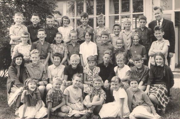 De klas van meester Blokland, leerjaar 1962/1962. Sarina zit helemaal links vooraan, in een lichte rok en donkere blouse. 