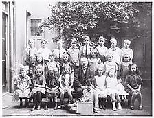 kleuterschool  <p>Kinderen van de Christelijke kleuterschool aan de Zeeburgerdijk met ook een ingang op het Timorplein.<br />
De foto is uit 1926 en is afkomstig van het Amsterdams Archief.</p>
