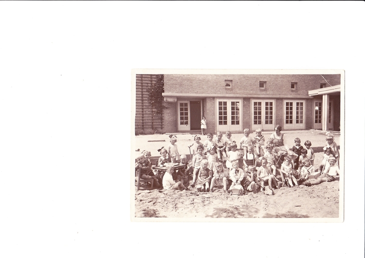 kleuterschool Ali.jpg Foto van kleuterschool met juffrouw Meyer, 1930 