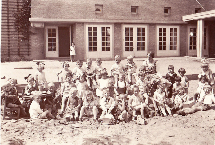 Foto van kleuterschool op de Zaaiersweg met mej. Meyer, 1930 Alie staat op de achterste rij, derde van links, 