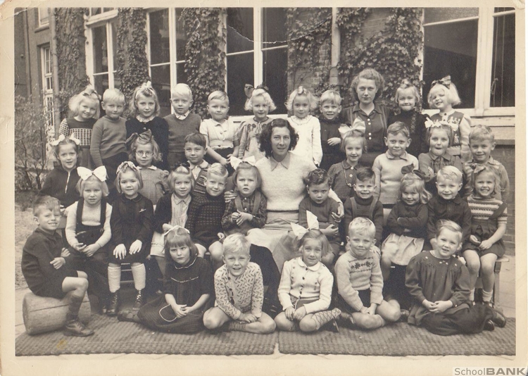 Kleuterschool De 8 mussen - 1947  <p>.<br />
<em>Foto: Anneke Koehof ©</em></p>