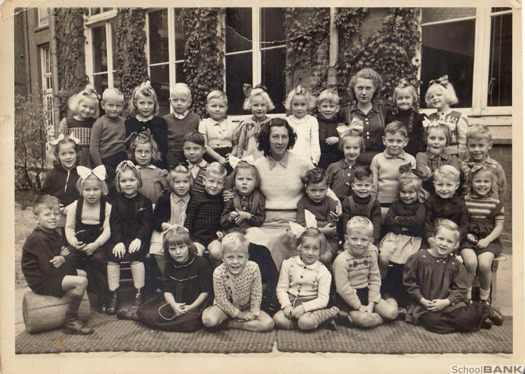 Kleuterschool De 8 mussen - 1947 .<br />Foto: Anneke Koehof © .<br />Anneke staat helemaal bovenaan rechts. <br />Foto: Schoolbank 
