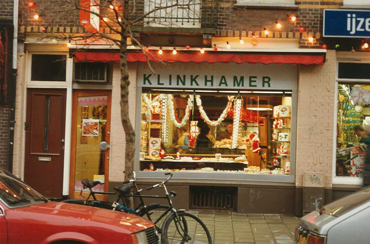 Banketbakkerij Klinkhamer - Sumatrastraat 41 - ± 1978 .<br />Foto: William Klinkhamer ©<br />Klik rechts bovenaan op de foto en de foto wordt vergroot weergegeven. .<br />Foto: William Klinkhamer © 