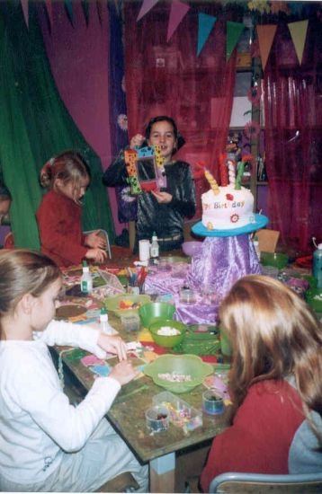  Kinderen aan het knutselen bij knutselclub 'Juffrouw Kikker'van Jette Hamoen, 2003 