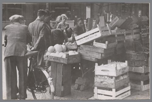 De Eerste Van Swindenstraat.  <p>Een groepje mensen in de Eerste Van Swindenstraat in ongeveer 1941.<br />
Deze foto is gemaakt door: Bart de Kok (fotograaf), uit de collectie van Bart de Kok en Jozef van Poppel. Bron: Beeldbank, Stadsarchief Amsterdam.</p>